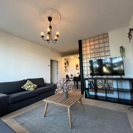 Castle View With Free Garage Apartamento