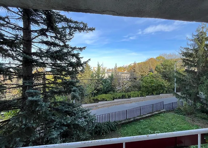 Castle View With Free Garage Διαμέρισμα *